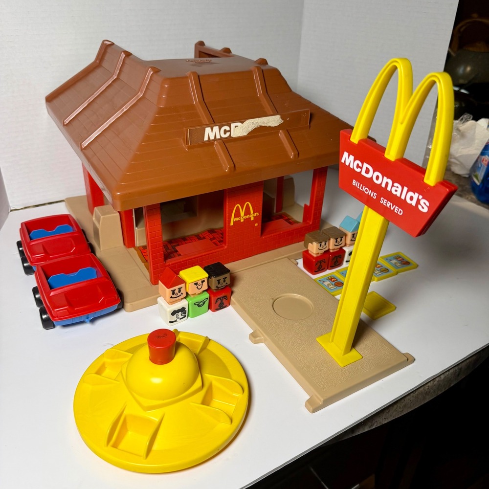 Vintage 1974 Playskool McDonalds Restaurant Playset 480 Figures Cars Sign USA